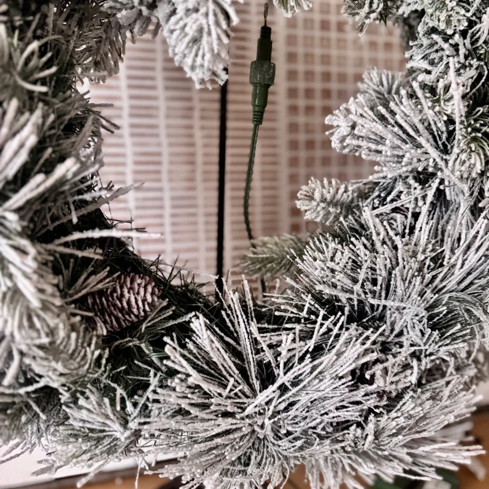 NWT Von Maur Frosted Holiday Wreath with Lights